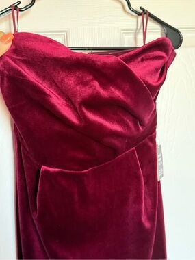 Express Strapless Sweetheart Velvet Dress in Burgundy